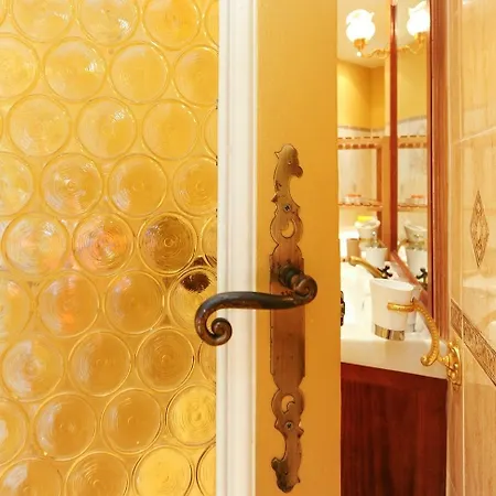 Le Royal Res. Negresco Five Stars House * Nizza